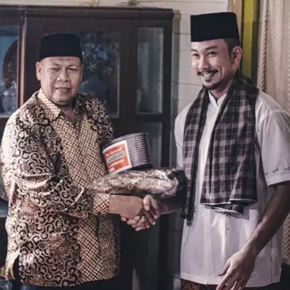 8 Momen Denny Sumargo raih gelar Datuk Minangkabau, tampil berpeci