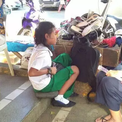 Potret kakak beradik jadi tukang sol, alasannya bikin haru