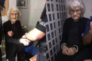 Nenek 93 tahun ini ditangkap & diborgol, alasannya tak terduga