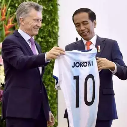  Momen Jokowi dapat jersey 'Lionel Messi' dari Presiden Argentina