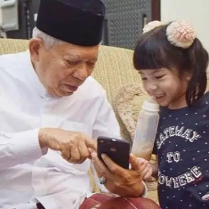 10 Momen Ma'ruf Amin momong cucunya yang cantik