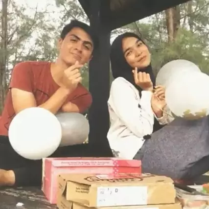 Cewek ini beri kejutan ultah ke pacar disabilitas, videonya bikin haru