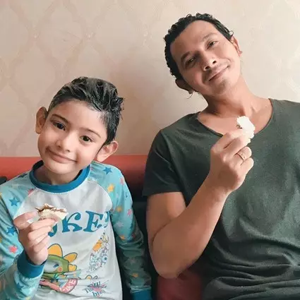 Jadi orangtua sambung, 5 seleb ini disebut mirip anak tirinya