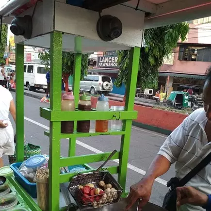 Gerobak penjual gorengan ini dipasangi CCTV, alasannya bikin sedih