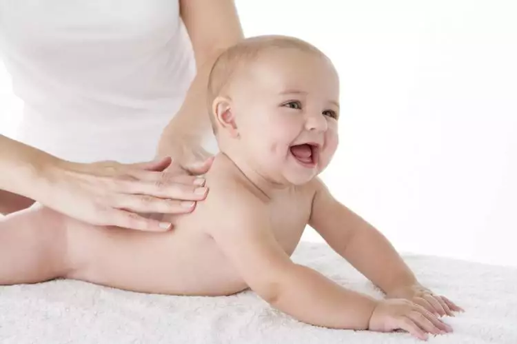 Cara menjaga kulit bayi agar tetap lembab saat musim panas