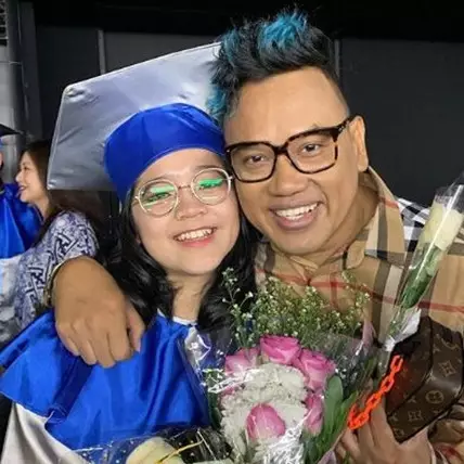 9 Momen haru wisuda Cinta Kuya, Uya Kuya sampai tahan tangis