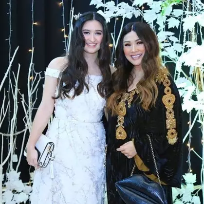 Beda gaya 9 anak seleb saat promnight, Zahwa Massaid jadi sorotan