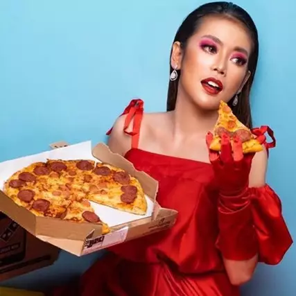 9 Potret Daniar MasterChef bermakeup tebal saat pemotretan, manglingi