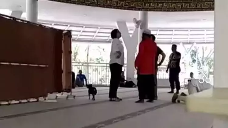  Wanita bawa anjing masuk masjid jadi tersangka penistaan agama