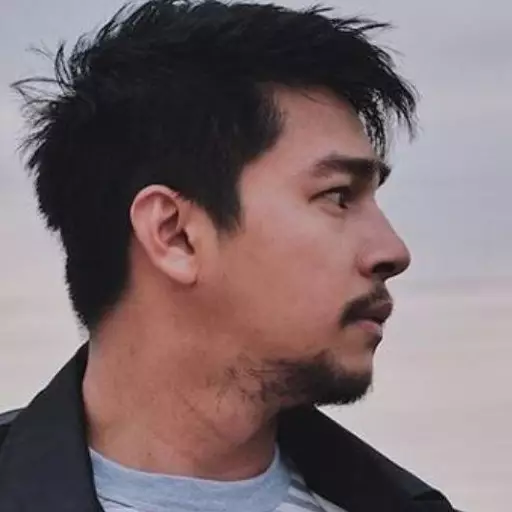 Cerita Deva Mahenra berperan sebagai ustaz di film 99 Nama Cinta