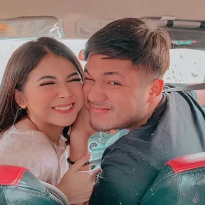 Makin serius, ini 11 potret mesra Kesha Ratuliu dan calon tunangannya