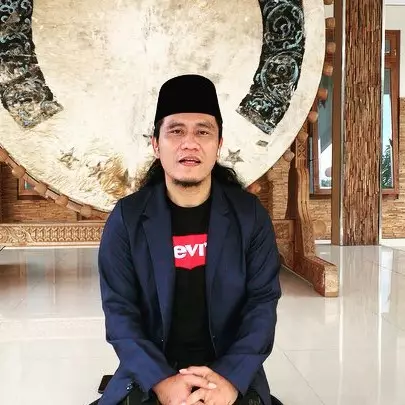 9 Potret kompak Gus Miftah &amp; Ning Astuti, bikin adem