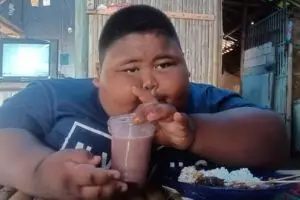 Bocah berbobot 97 kg ini punya kebiasaan makan 5 piring sehari