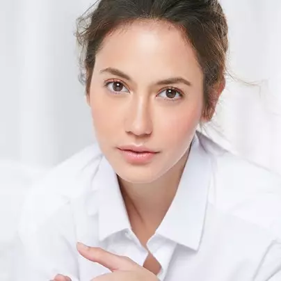 Gaya Pevita Pearce saat pemotretan, disebut mirip Meriam Bellina