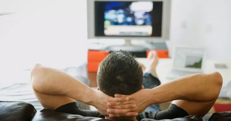 Penelitian: Nonton TV lebih berisiko dibanding duduk di kantor