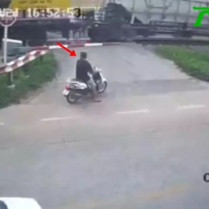 Ada kecelakaan di depan mata, reaksi pemotor ini bikin salah fokus