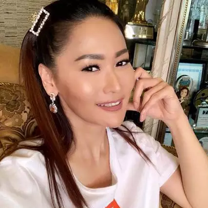 Unggah foto sedang dandan, koleksi sepatu Inul bikin melongo