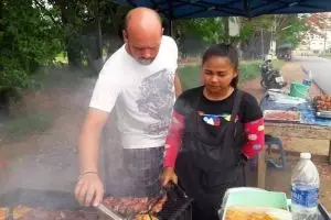 Viral bule nikahi penjual ayam bakar, begini faktanya