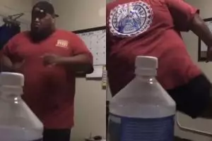 Cara pria lakukan Bottle Cap Challenge ini tak terduga