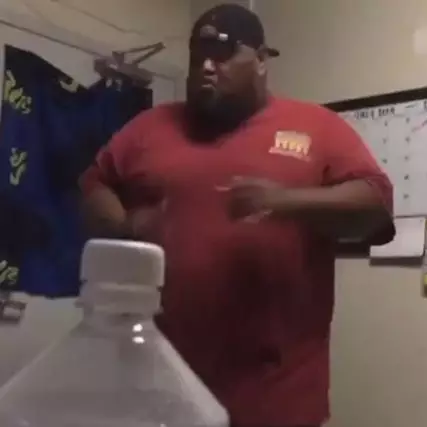 Cara pria lakukan Bottle Cap Challenge ini tak terduga