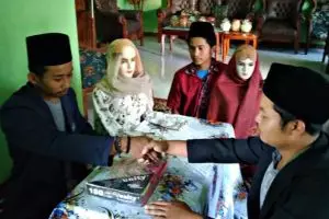 Pria viral 'menikahi' manekin beri kejutan ultah, ini potretnya