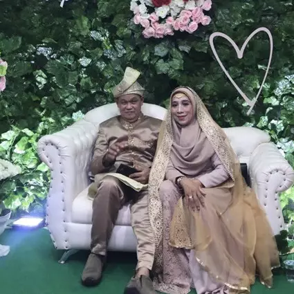 Pasangan ini rayakan 40 tahun pernikahan dengan jadi pengantin lagi