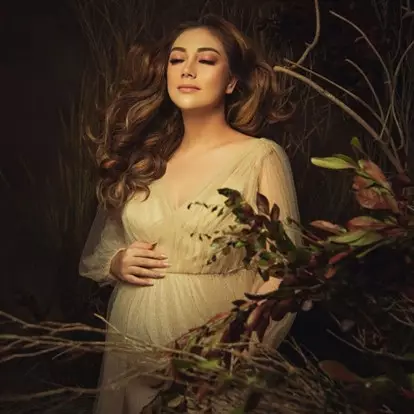 7 Potret maternity anak kedua Celine Evangelista, bak lukisan