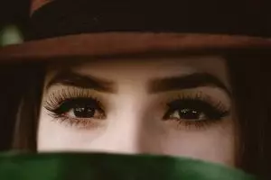 10 Cara tebalkan alis secara alami dan mudah