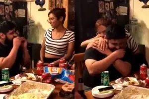 Aksi pria nyanyikan lagu romantis ke pacarnya yang tunarungu, haru