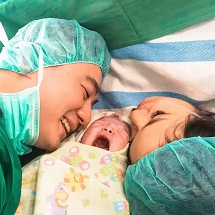 9 Momen bahagia istri Arnold Poernomo melahirkan anak pertama