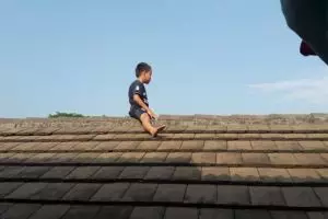 Bocah naik genteng karena takut disunat, endingnya bikin salut