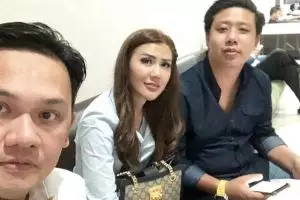 Foto bareng Pablo & Rey Utami, Farhat Abbas sindir pengacara lain?