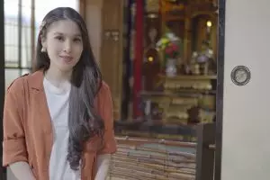 Tips padu padan menggunakan perhiasan emas ala Sandra Dewi