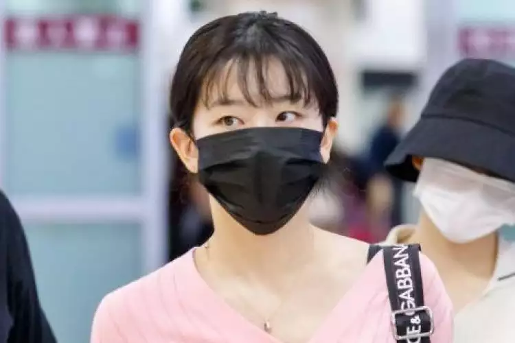 Bukan kelabuhi fans, ini alasan idol K-Pop pakai masker di bandara