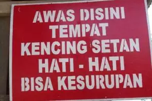 8 Larangan pipis sembarang tempat ini kocaknya bikin tepuk jidat