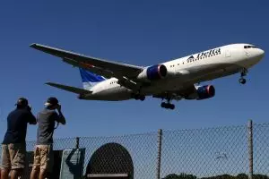 Plane spotting, hobi unik turis asing saat liburan ke Indonesia