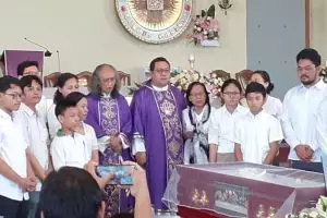 7 Momen pelepasan jenazah Arswendo Atmowiloto, penuh haru