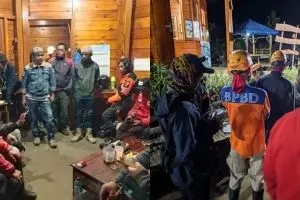 Hutan Gunung Panderman terbakar, ini 7 potret evakuasi pendaki