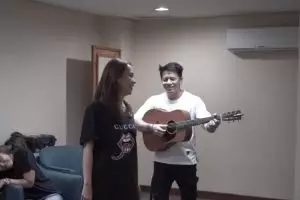Guyonan Ariel Noah saat main gitar di depan BCL, awas baper
