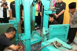 Peduli lingkungan, limbah plastik di Pulau Merah bisa ditukar emas