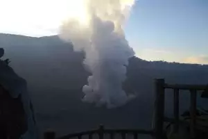 Gunung Tangkuban Parahu erupsi