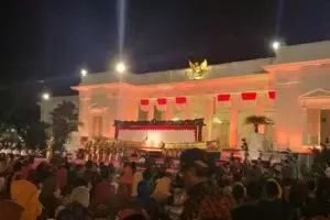 Jokowi pantau gempa Banten sambil nonton wayang di istana