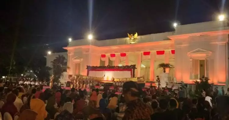 Jokowi pantau gempa Banten sambil nonton wayang di istana