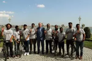 Kisah 8 pria bersepeda lewati 17 negara untuk berhaji bikin salut