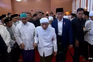 Jokowi, sorban hijau dan kenangan saat salat diimami Mbah Moen