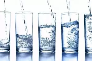 6 Waktu penting minum air putih yang bikin badan sehat bugar