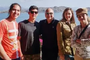 10 Potret kedekatan Irwan Mussry dan anak-anak Maia, kompak abis