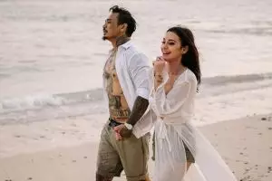 Unggah foto prewed, Jerinx SID bicara soal agama dan cinta