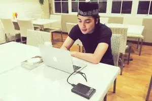 Unggah foto mesra dengan istri, sandal Alvin Faiz curi perhatian