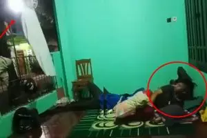 Kena prank pocong, reaksi pemuda ini kasihan tapi bikin ngakak